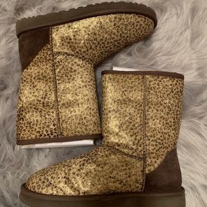 UGG- classic short calf hair / cheetah - size 8